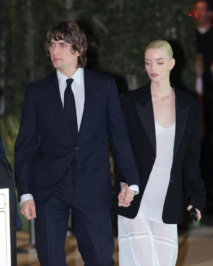 安雅夫妇出席奥斯卡预热晚宴！3月15日，安雅AnyaTaylor-Joy和