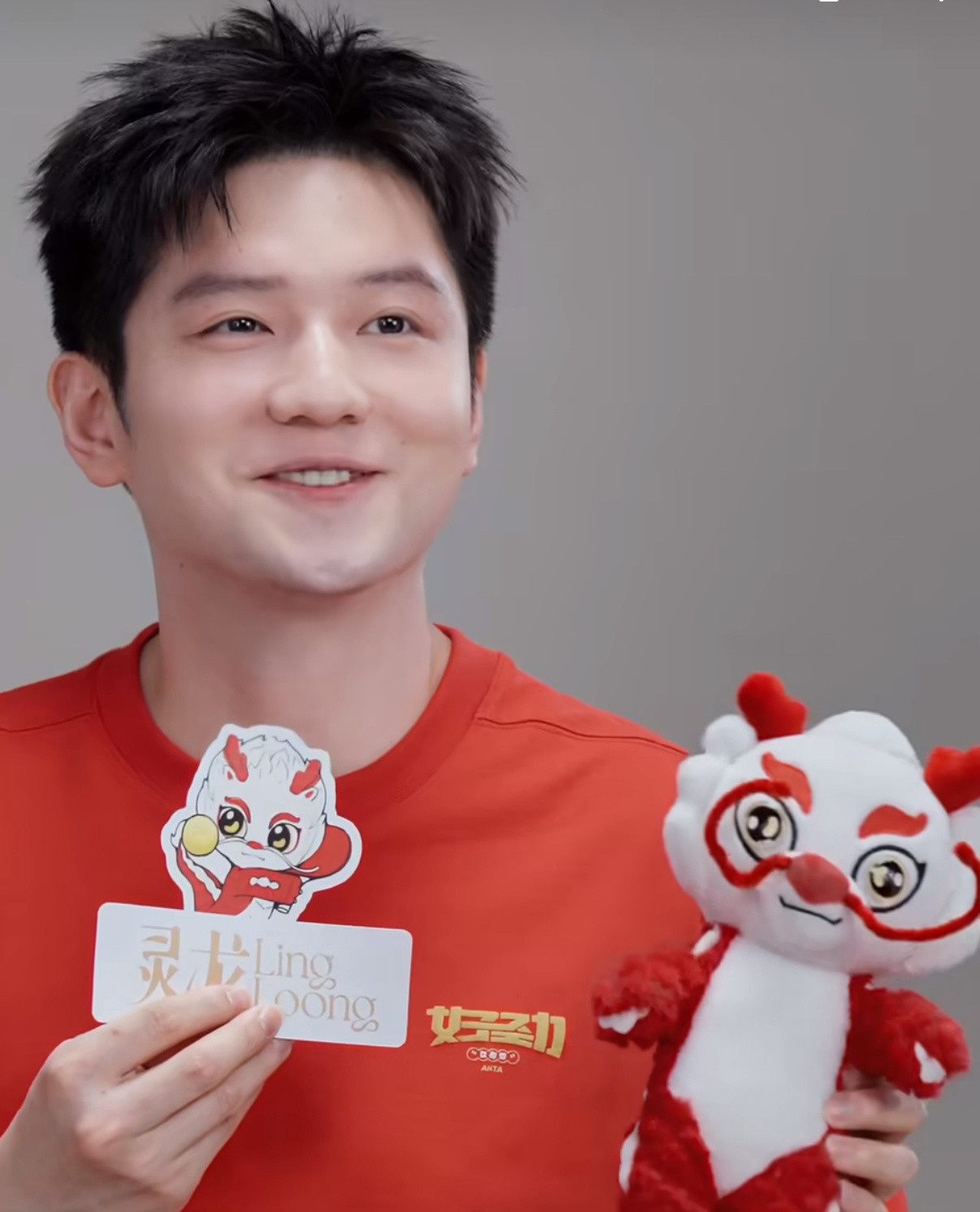 感觉能隔着屏幕闻到樊振东身上的奶香味有个穿着白t坏笑着走出来视频，更是奶香扑鼻