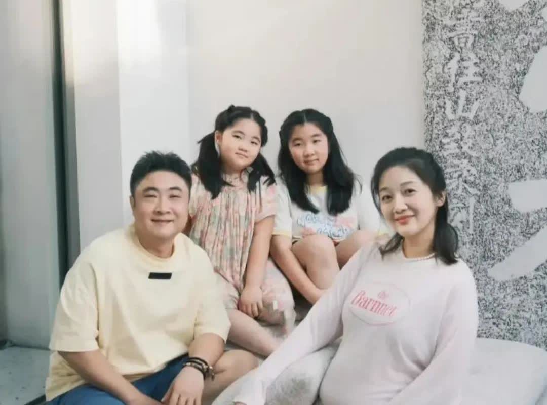 41岁乔杉曝妻子即将生三胎，带俩女儿别墅里拍孕妇照，被嘲想要儿子，不过想儿女双全