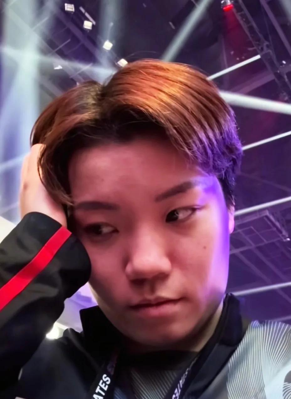 港队的那两个活宝，估计现在心里正在对着莎莎唱，我要谢谢你，因为有你，我才