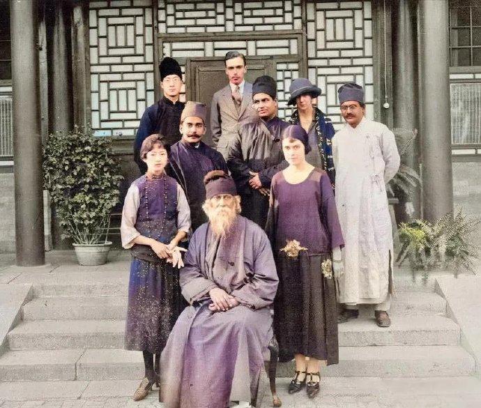 1924年，林徽因等人陪同泰戈尔在家门口合影。那时候林徽因的颜值在现在吊打多少