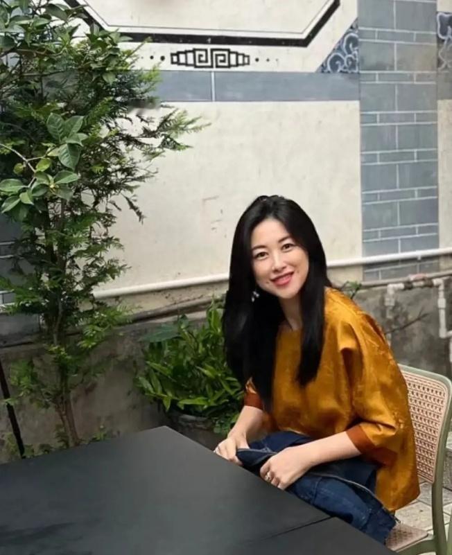 朱珠一家三口的合照珠宝：妈妈自己美就行不用管我[捂脸哭][捂脸哭]​​​​