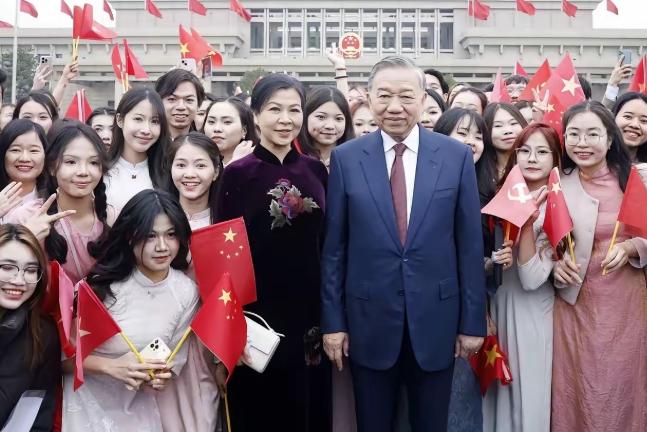 越南答应中国了！ 北京时间4月15日，中国和越南举行了会谈，谈完之后双方当场