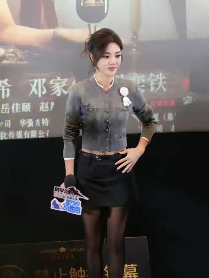 别再乱穿黑丝了。看看邓家佳怎么用五厘米的布料改写整个时尚规则。那天红毯她转身