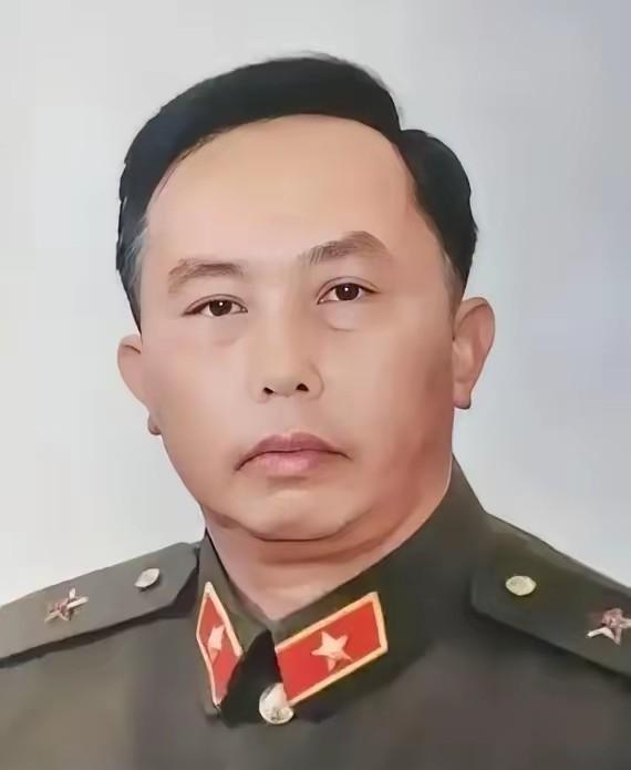 何其宗，自卫反击战英雄，1990年荣升中将，却在56岁时突然退役，定居四川营山，