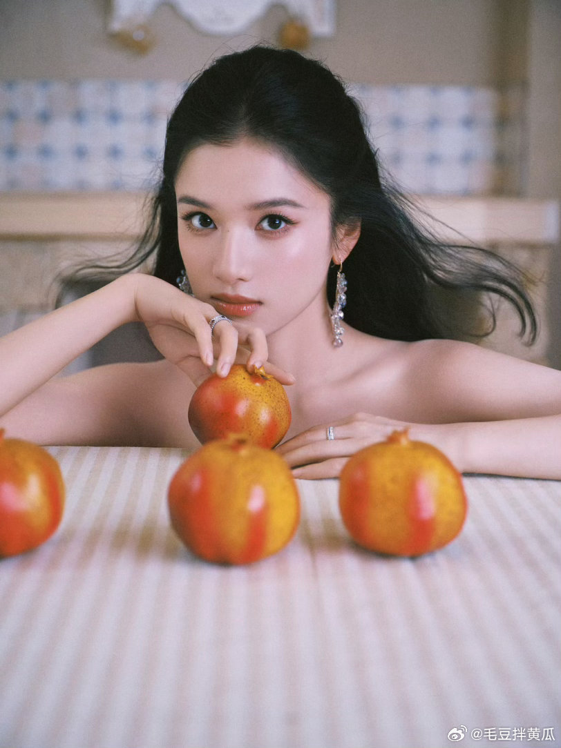 张婧仪被夸到害羞捂脸我拍的从光里走来的张婧仪谁能抵挡从光里走来的张婧仪！面对众人