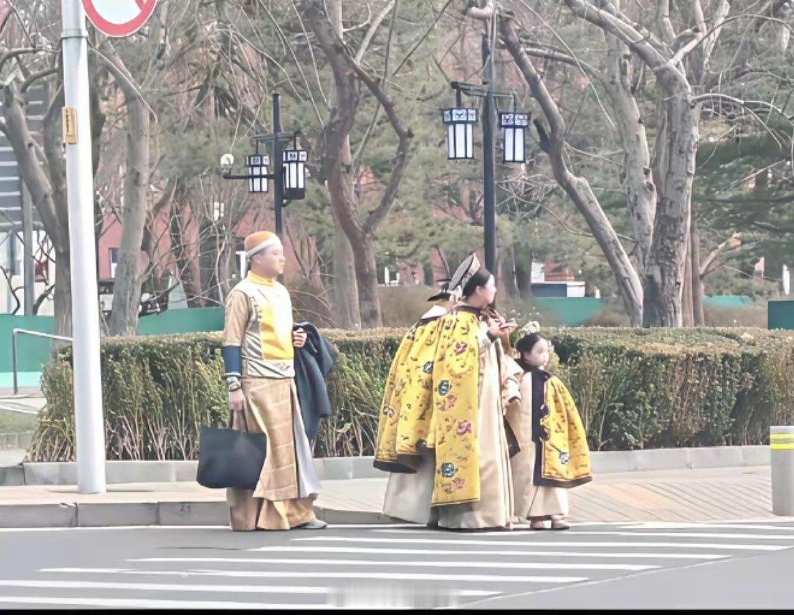 确认过眼神，是来北京旅游的一家子！连过个马路都走出了“全员打卡”的气势，这必须是