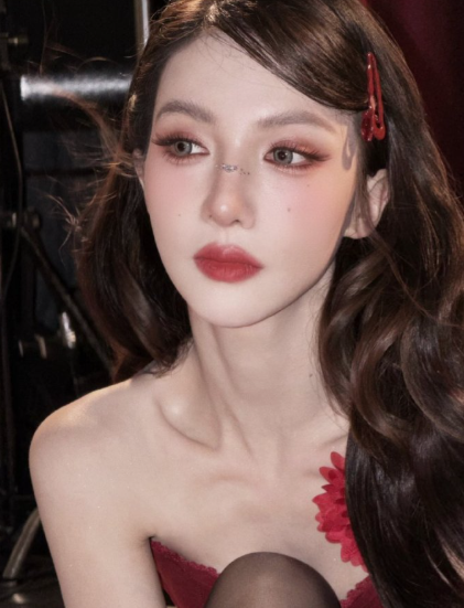 这是金晨？不看标题完全认不出来，说句实话真的不适合她，给金晨化成迅猛龙了​​​