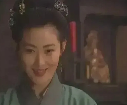 1998年，饰演“武松”的丁海峰，竟然和嫂嫂“潘金莲”王思懿传出绯闻，丁海峰的妻