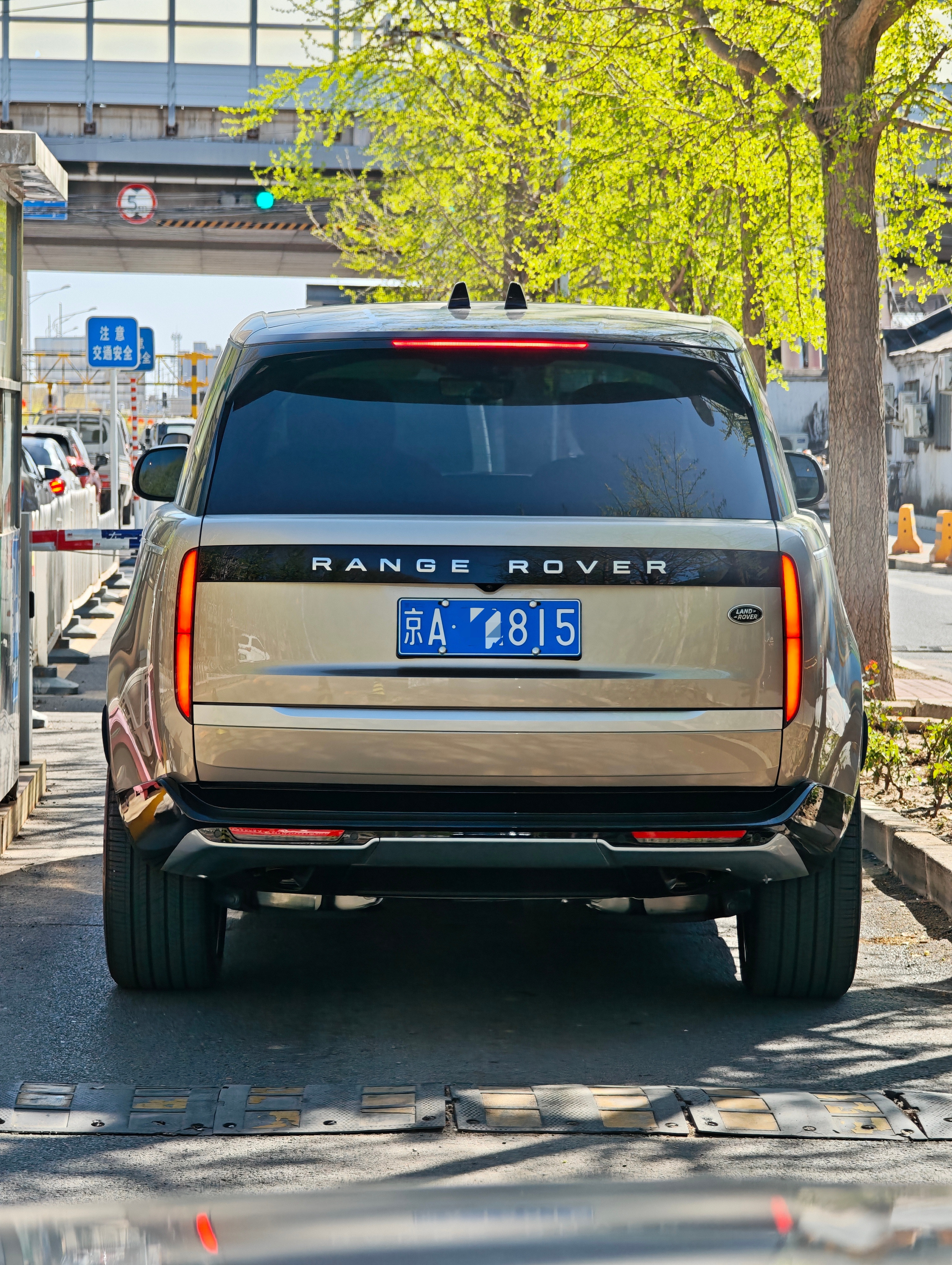 太权威了200万的揽胜，设计就值100万