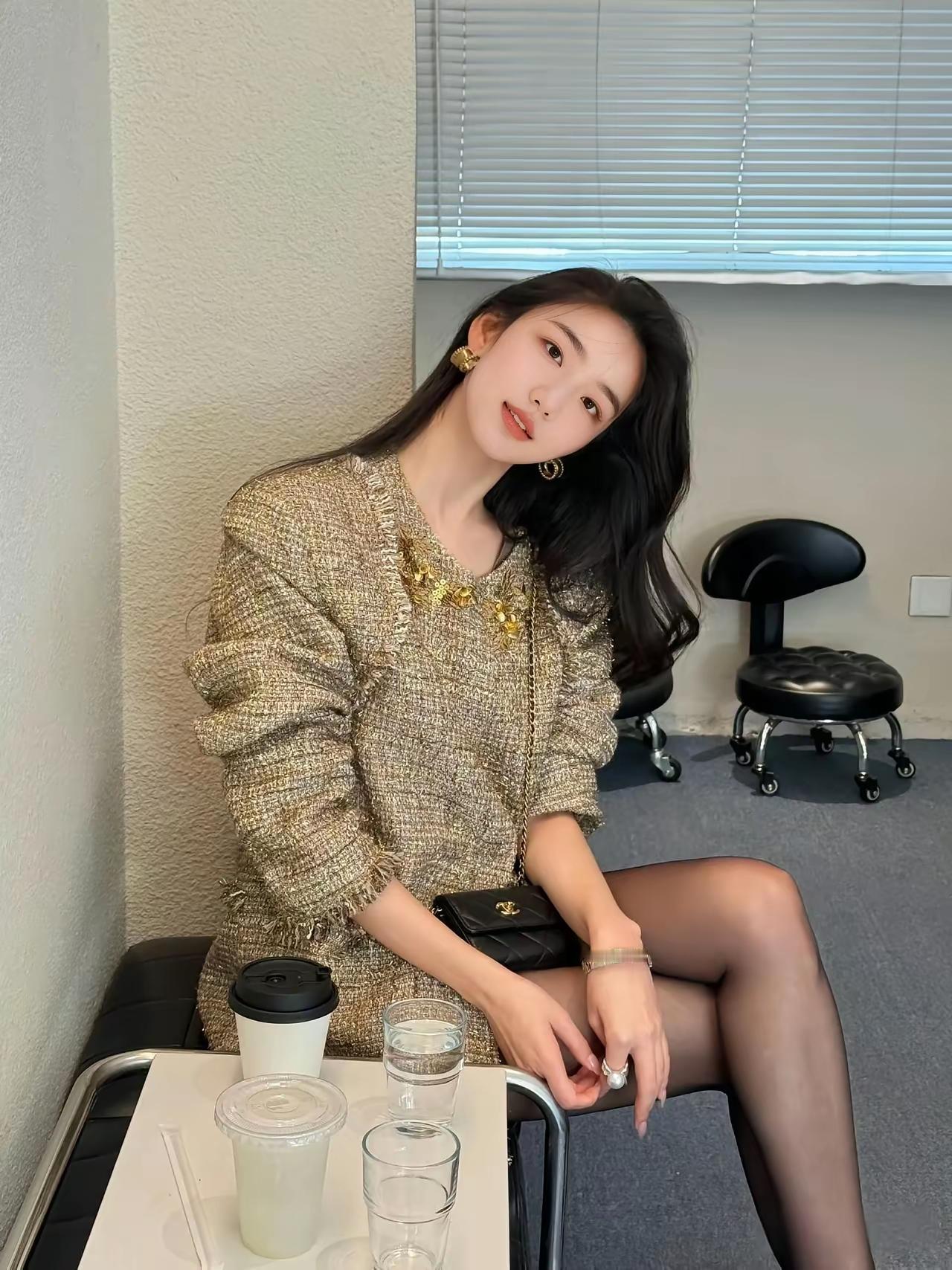 香凝纤指暖，把盏意从容。