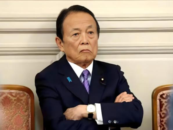 麻生太郎这回是真不演了！就在高市早苗内阁突袭解散众议院的节骨眼上，这位手握