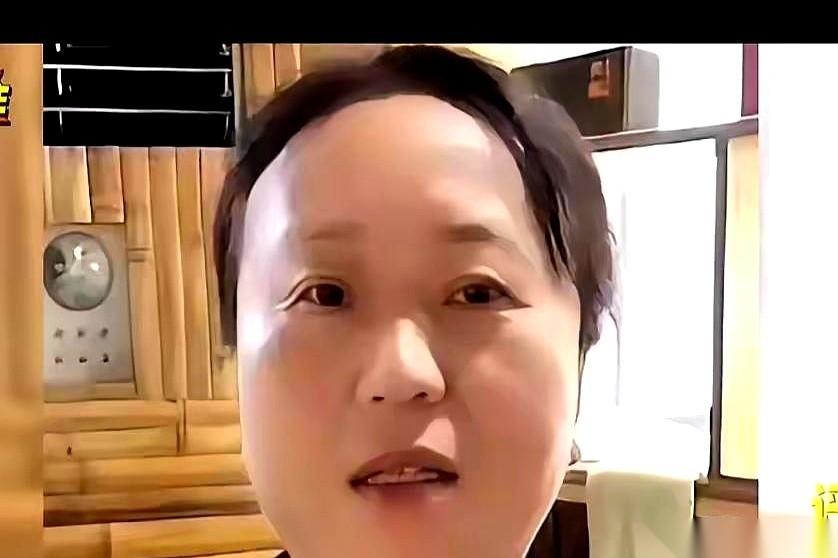 网传某直播间里，基层干部张献春刚下麦，评论区就劈头盖脸砸来一句狠话。有人咬牙切