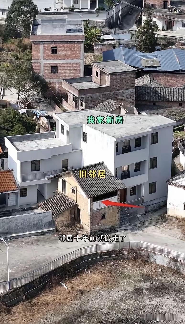 出5000元买邻居宅基地，谈了几次他都不同意，遇到这样的邻居真的很无语[捂脸哭]
