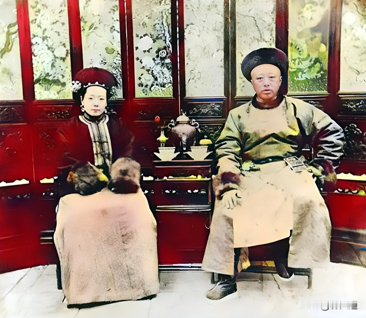 这对夫妻俩，一人是咸丰皇帝的弟弟，一人是慈禧太后的妹妹。醇亲王奕譞与叶赫那拉氏的