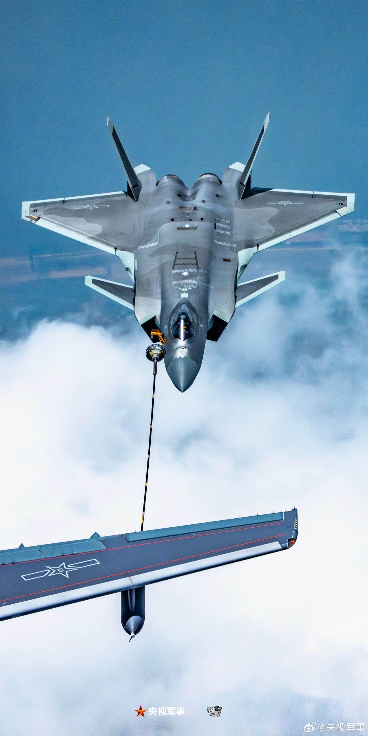 更多高清：PLAAFY-20B/A、J-20A空中加油.