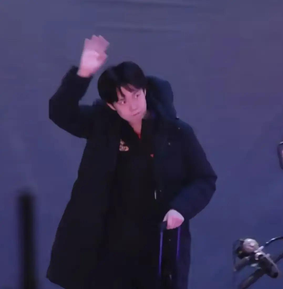 世界第一退场时，对着那位“后勤大叔”深深鞠了一躬。你见过冠军不先谢教练，却