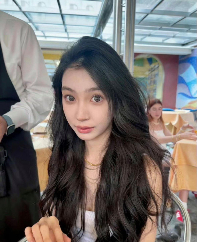 易梦玲这妆造为什么越来越像baby了[思考]​​​