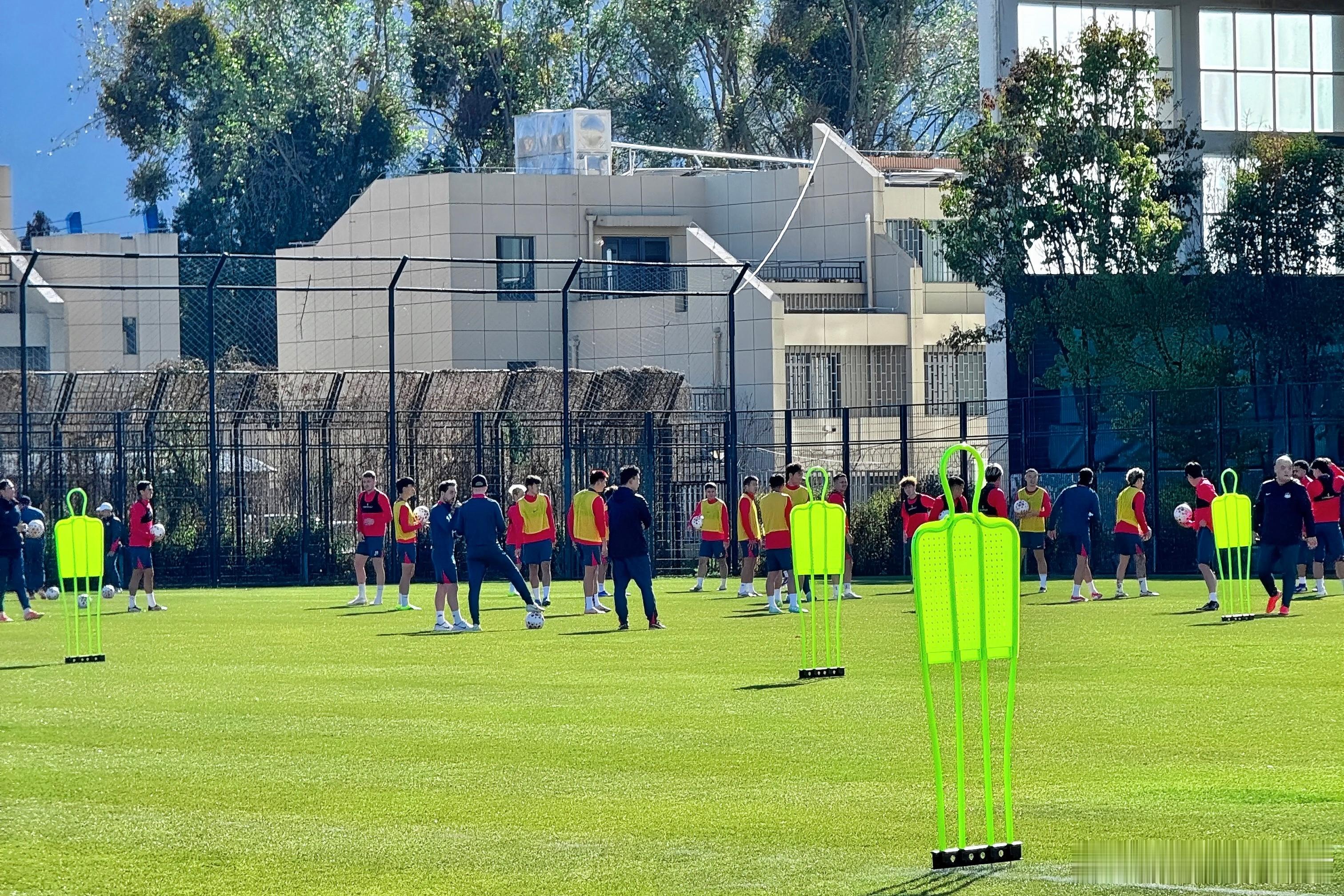 中超河南队1月21日驻昆明首日，河南队用“一会两练”的高强度工作开启了为期12