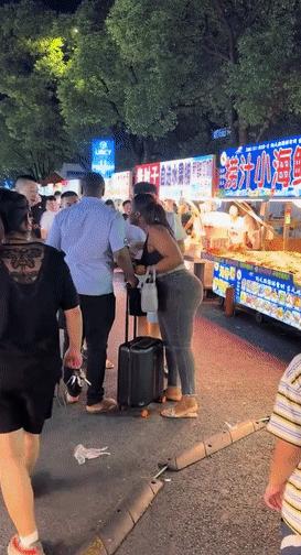 “这是在中国，别来这套！”浙江，一对黑人情侣吃完饭逃单，想在这里0元购，不料，老