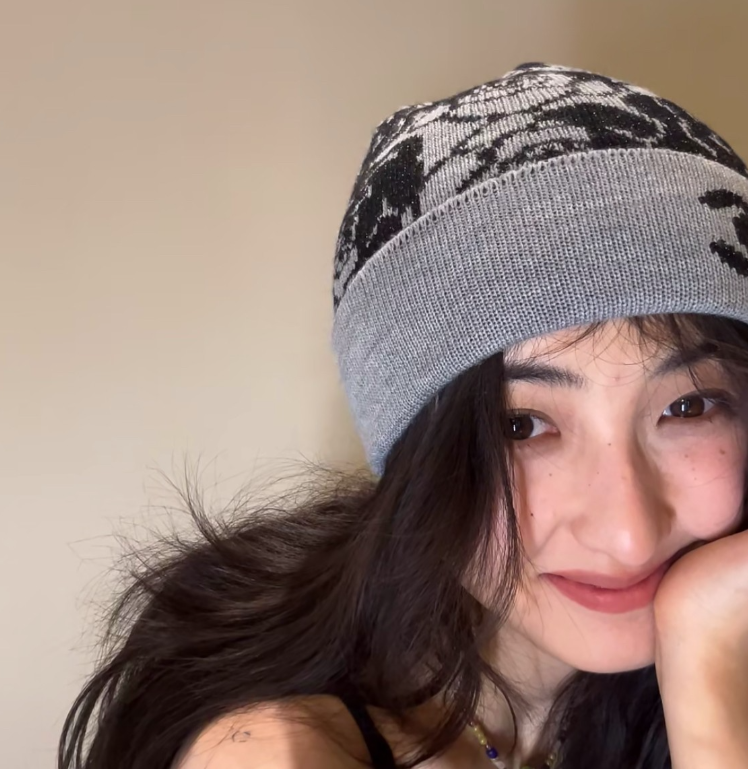 12月8日，张子枫纹纹身上热搜！第一个发现这件事的人简直是眼力惊人！不仔细看