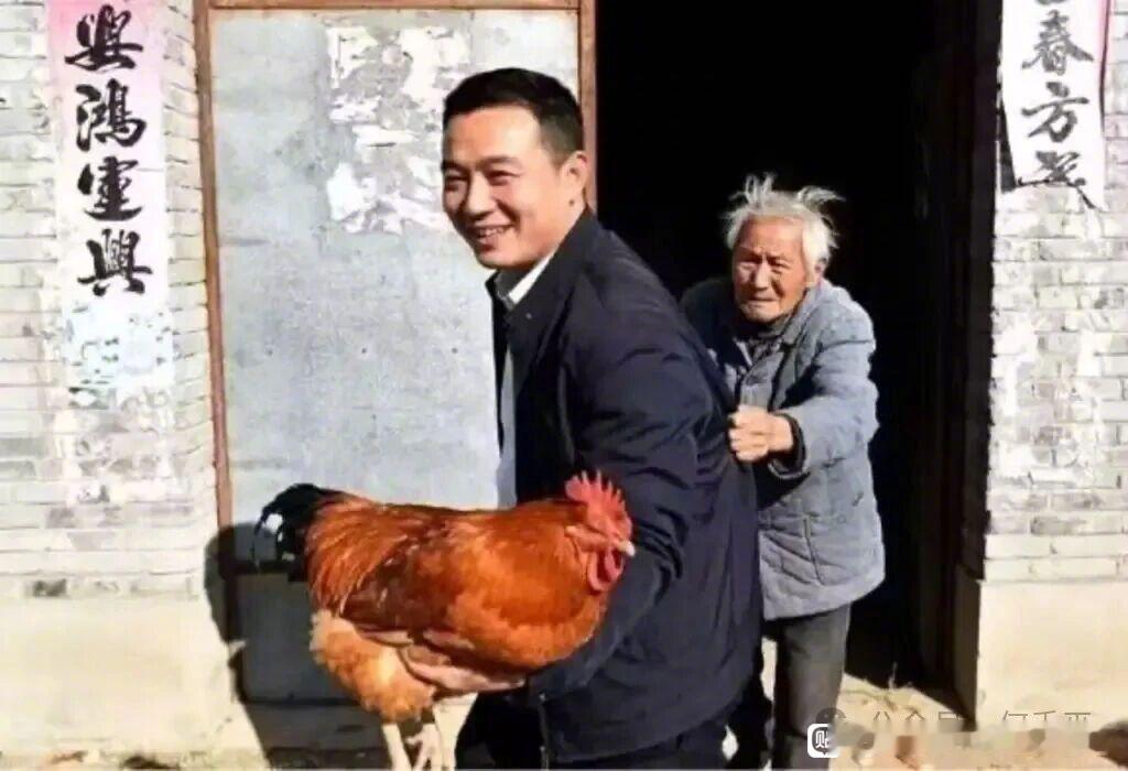 太感人了，和群众打成一片！