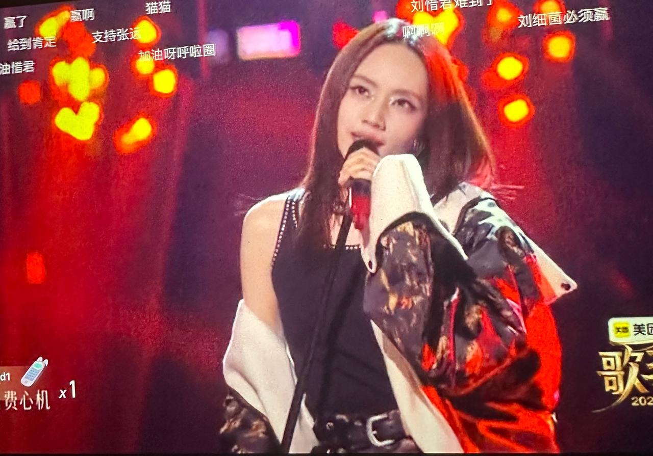 刘惜君今晚的舞台，港风味儿直接拉到头。妆造、台风、演唱感觉，全都踩在了港乐黄金