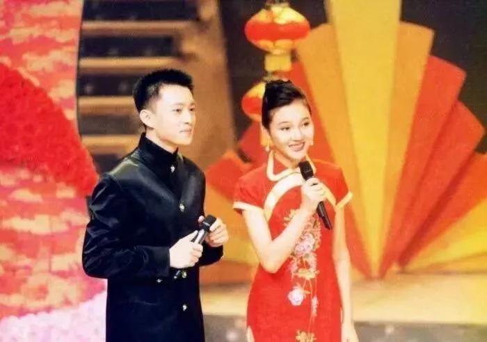 “前最帅央视主持人”复出，56岁已满头白发，回应成“身价百亿总天啊，亚宁