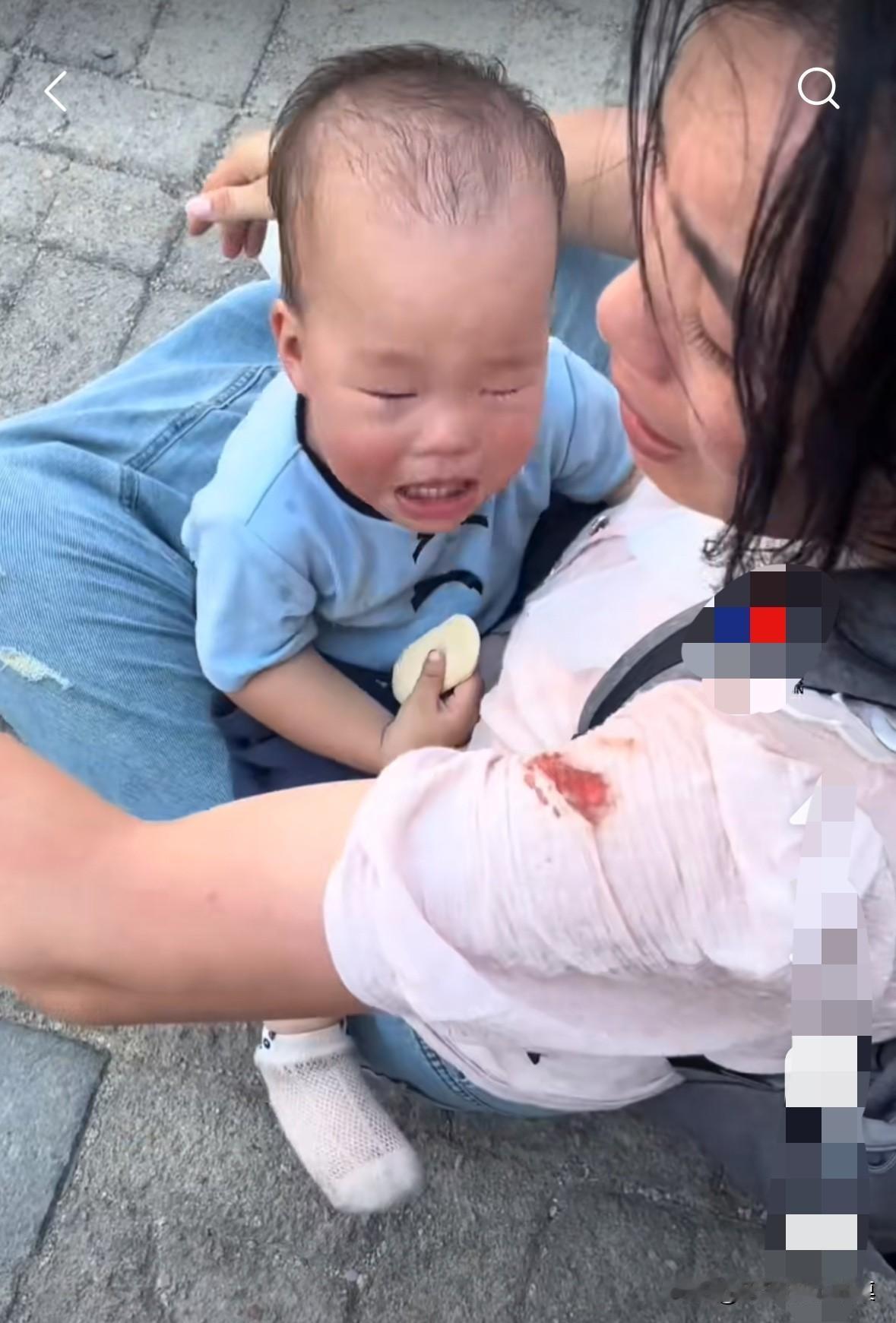 你还是不是人！女子抱着孩子被丈夫毒打，浑身是伤，胳膊上还有血渍。女子无奈，抱着