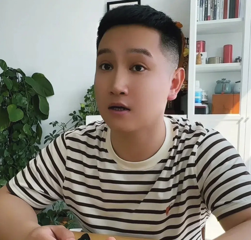郭德纲侄子深夜吐槽：亲戚看演出还要自己买票，累觉不爱！前日，有网友询问老郭鹤字