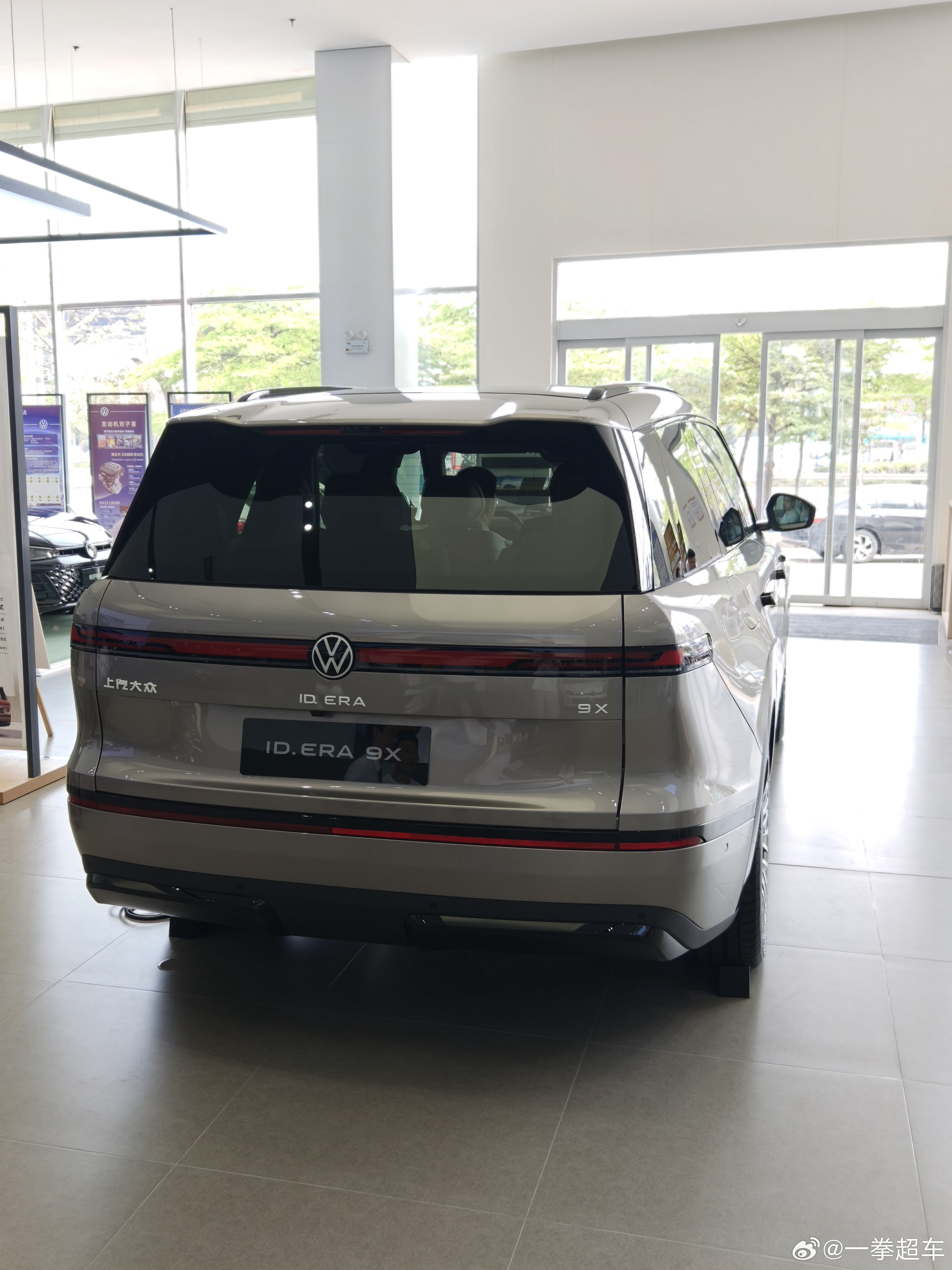 id.er9x的外形很德味，看着很舒服。内饰设计我觉得也挺好看的，方向盘和id