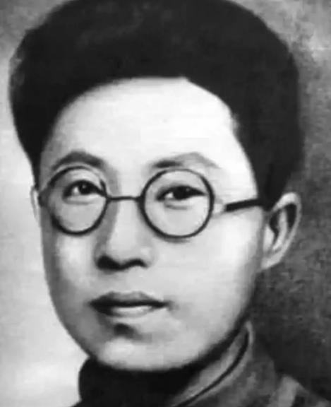 1938年，江苏丹阳，一个走江湖算命的"半仙"当着新四军司令员陈毅的面，张口就报