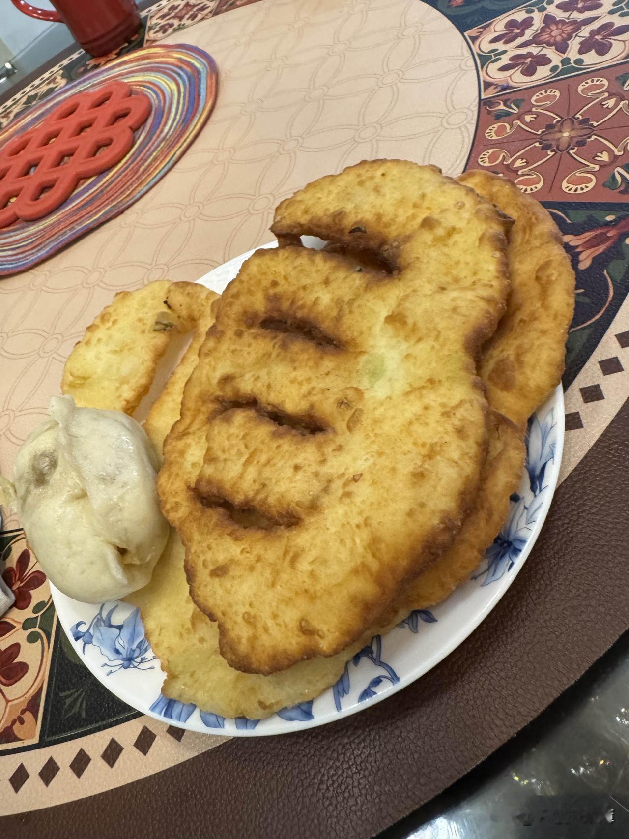 昨天晚上小孩说：明天中午我要吃姥姥炸的油条，喝西湖牛肉羹。早上起床就把炸油条的