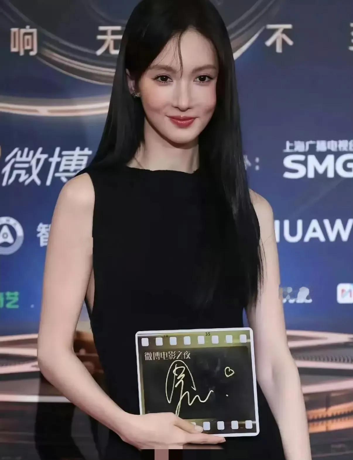 金晨你快收手吧！你这脸真不能再动了！微博电影之夜金晨的照片一出，又是让人大跌