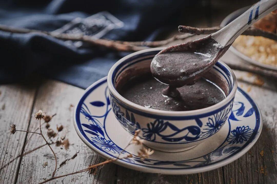 科学辟谣【芝麻糊乌发、养发？】芝麻糊不能保证你乌发，也不能单靠它把掉发救回来。掉