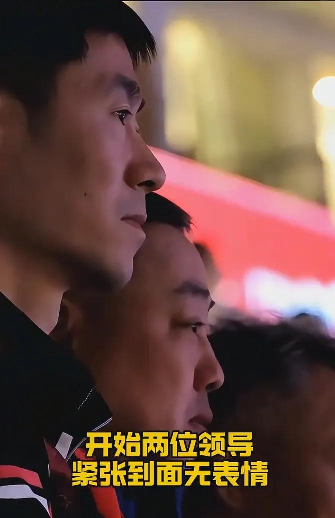 耗时66分钟曼昱终于赢了，太不容易了。比赛结束的那一刻，她双手撑着膝盖，汗水顺着