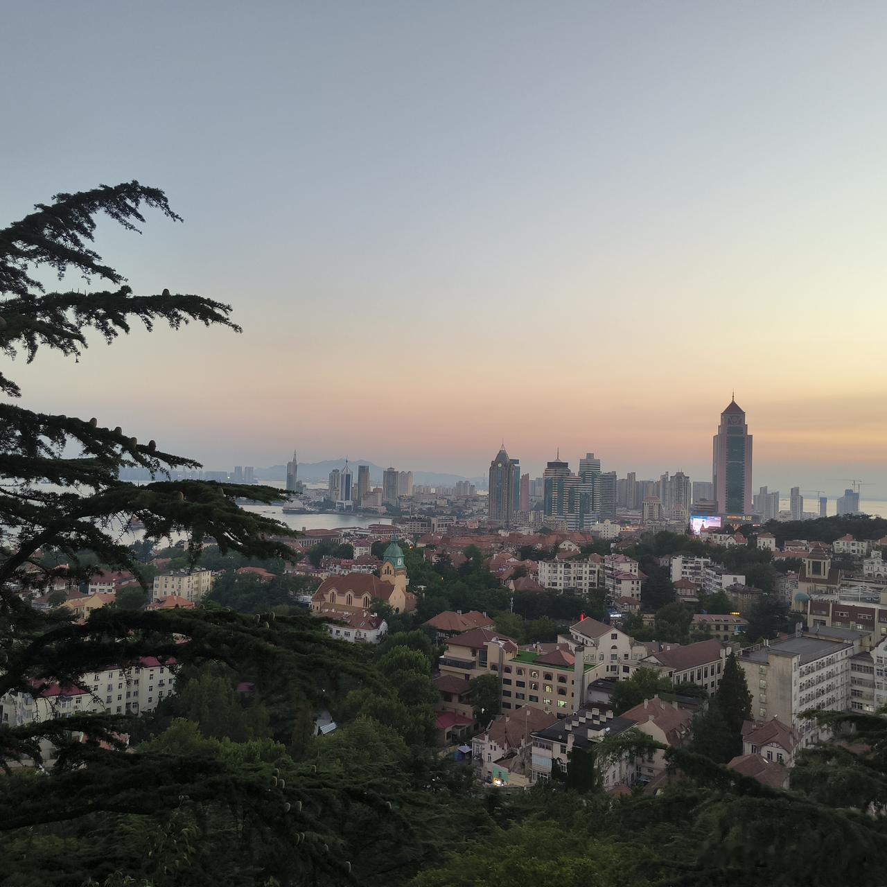 不念过往，不惧未来青岛旅游，前天傍晚妹妹带我们去吃一家韩国料理，店老板是朝鲜