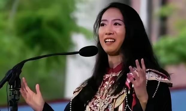 前阵子哈佛毕业典礼上，中国留学生蒋雨融作为校史首位中国女性代表登台演讲，本来是件