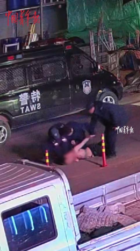 “胆子真大！”12月2日，云南临沧，一小伙喝完酒后，坐在路边耍酒疯，不一会儿，特