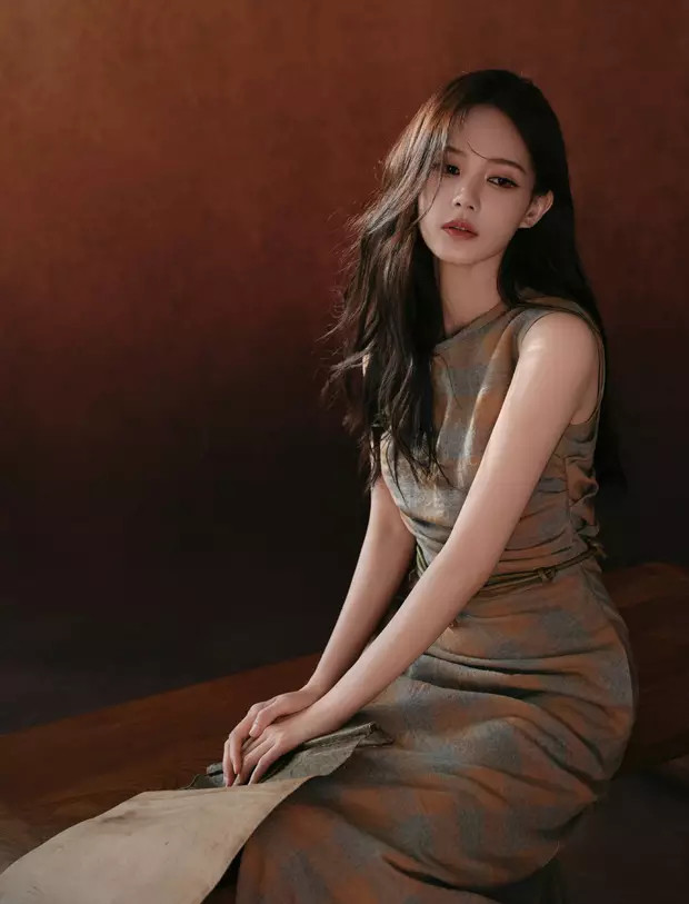 李一桐穿格纹修身长裙展现完美身材曲线，大波浪造型优雅魅惑，眼神凌厉深邃。​​​