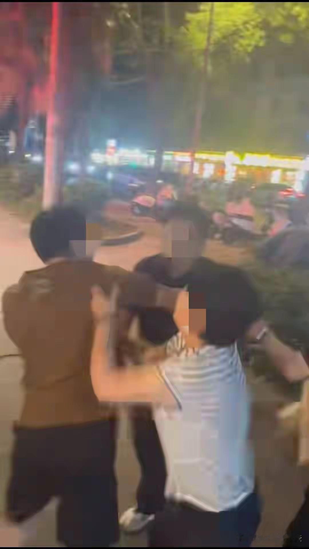 是毛病太多吗？上海，男子带38周孕晚期妻子及家人去餐馆吃饭，他看对面桌多人基本吃