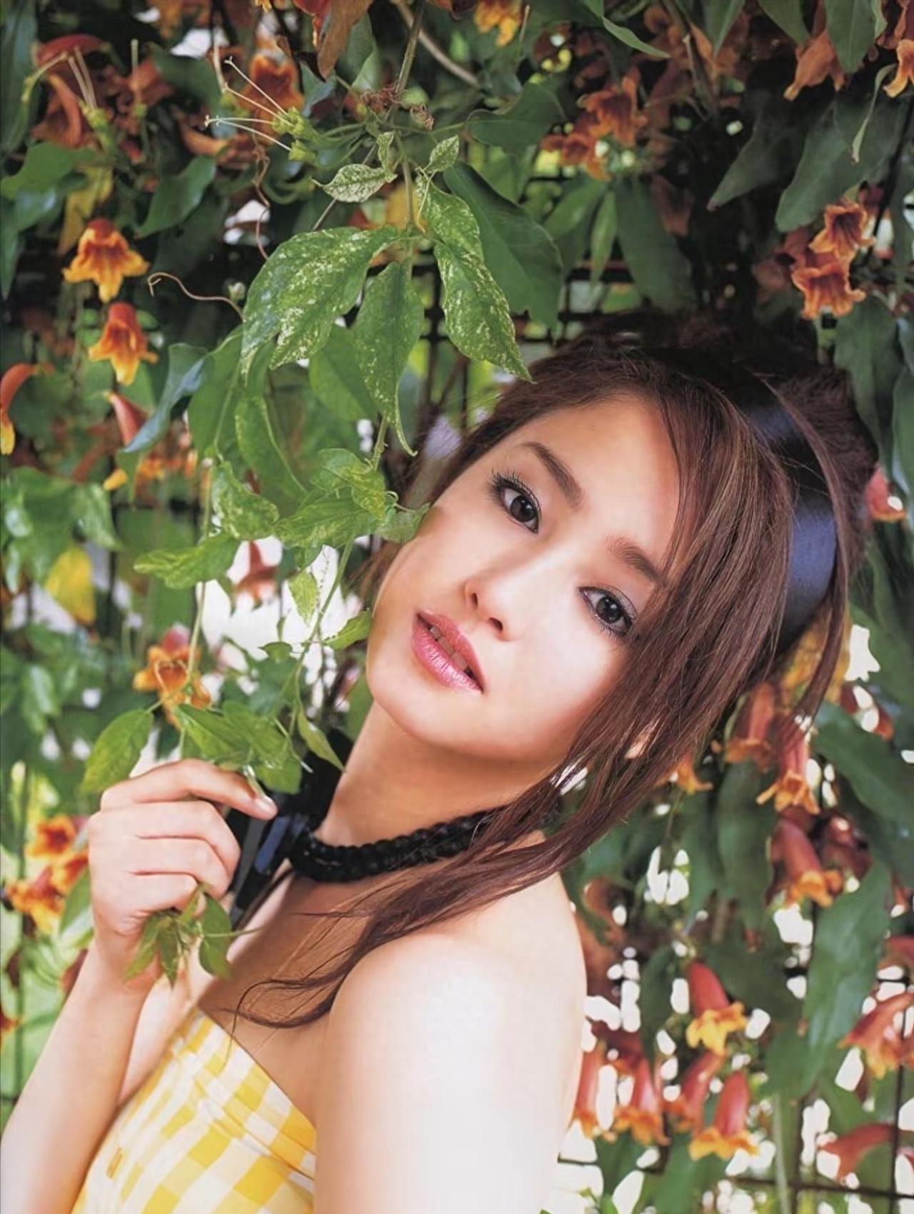 曾被众多媒体冠以“亚洲第一美人”称号的泽尻英龙华，早年间凭借一份尺度超大的婚前协