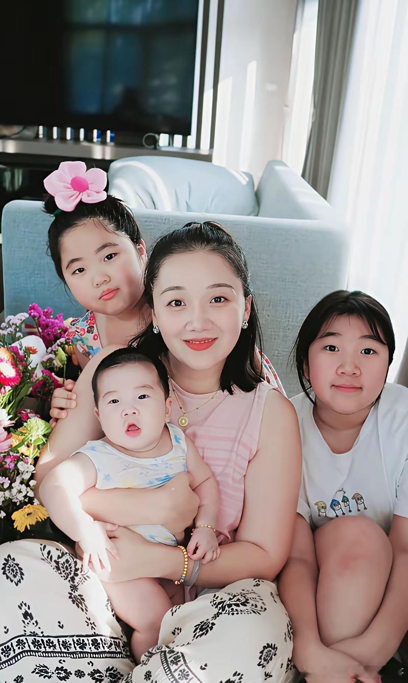 乔杉一家泰国过春节，妻子戴黄金玉镯贵气，三胎5个月儿子胖又白！