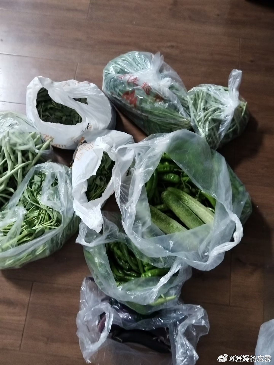 最节俭的人投胎到我家了本来想扔半瓶没吃完的酱料，转头就被我奶拦下来，说还能吃三