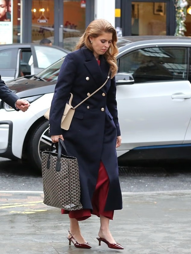 12月12日，Bea公主小女儿雅典娜洗礼仪式后，Bea公主夫妇于伦敦马里波恩的一