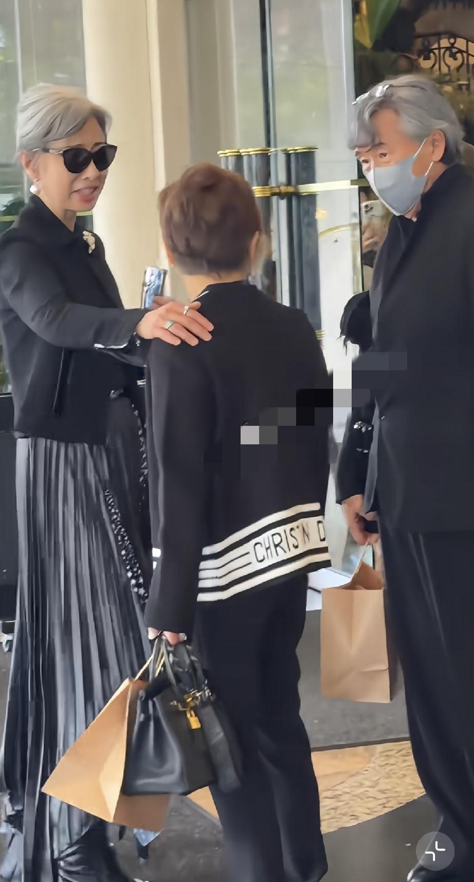 8月2日，叶倩文与林子祥参加施南生的追悼会，叶倩文全程面带微笑，感觉一点都不合时