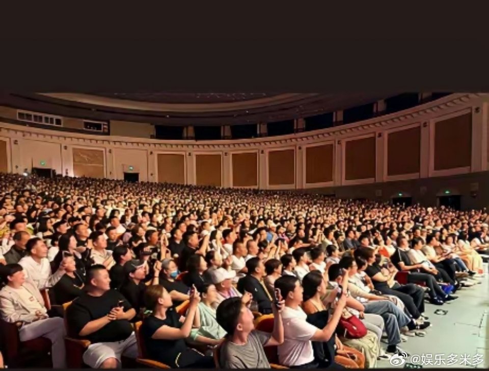 5月16日的北京，把相声圈的残酷，体现得淋漓尽致。岳云鹏在北展剧场，苗阜在朝阳