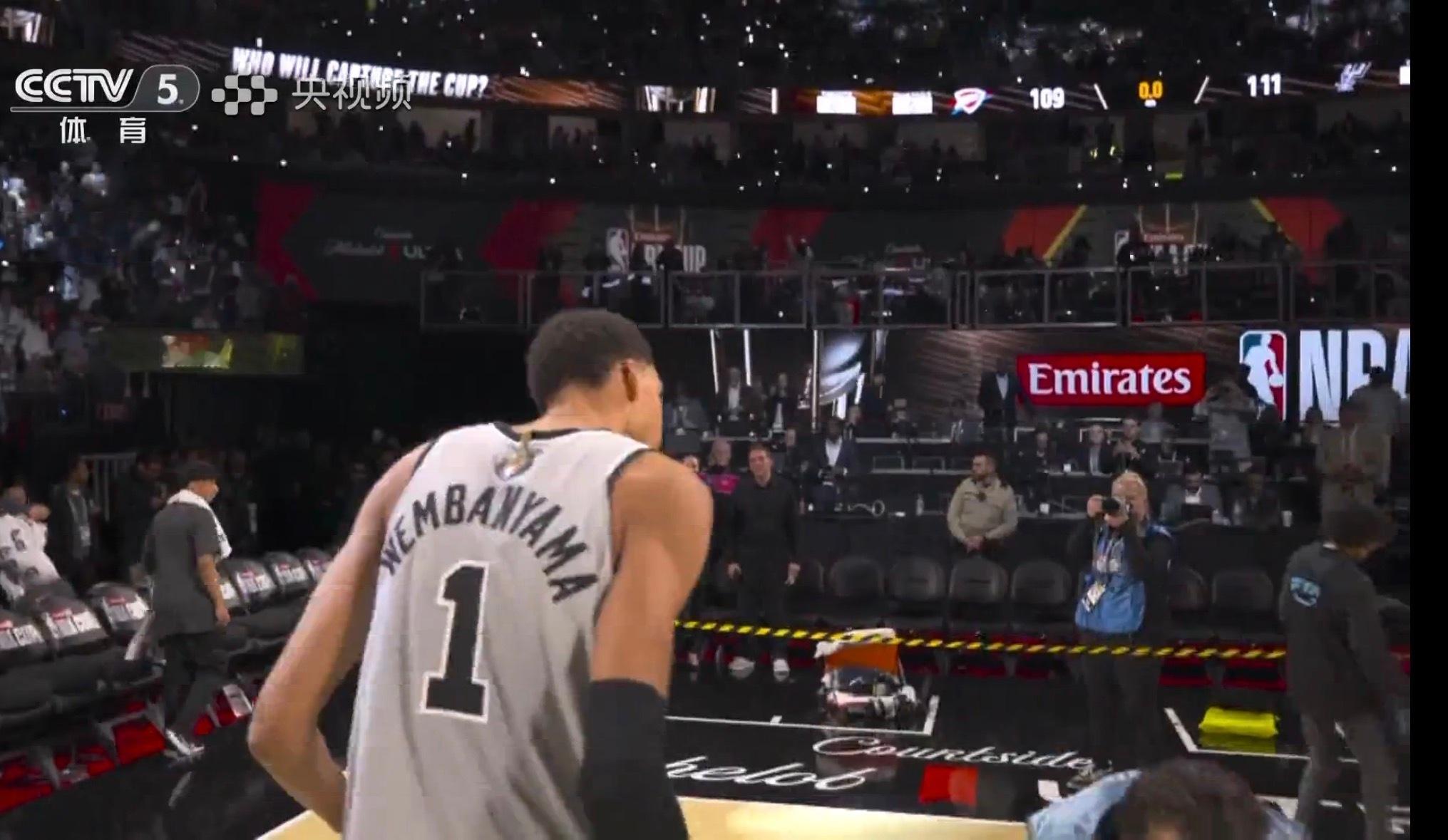 马刺战胜雷霆，杀入NBA杯决赛。比赛最后时刻，马刺作为领先一方，却一直犯规，让对