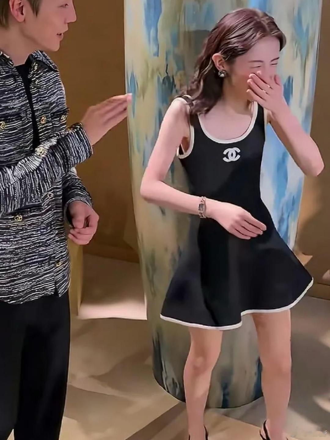 看张子枫，事实证明体态会反映出来人是不是很自信吧？