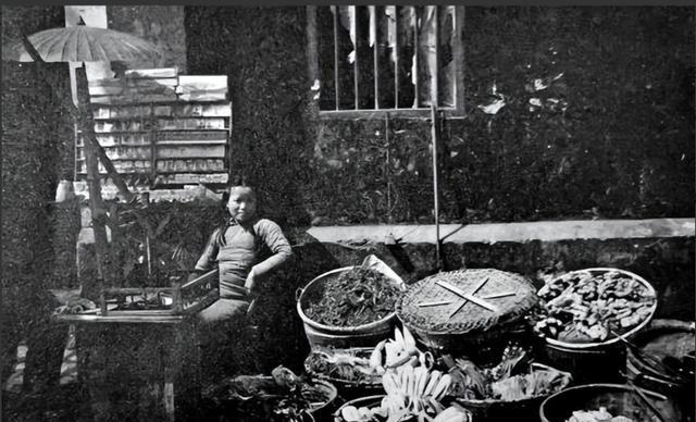 1940年，山东一大娘给八路军煮了浓稠的小米粥，饥饿的战士们狼吞虎咽。班长发觉不